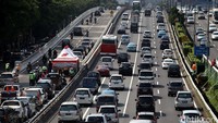Petugas mengatur lalu lintas di Flyover Kuningan sisi selatan.