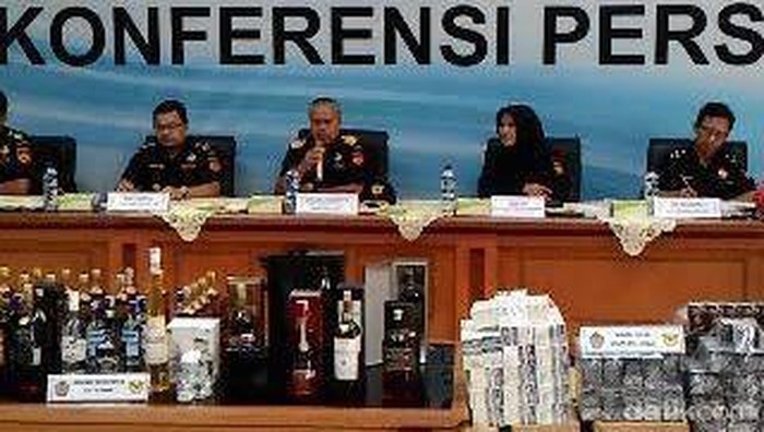 Ratusan Botol Miras Disita Bea Cukai Malang