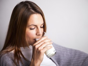 Punya Bayi Laki-laki, Ibu Menyusui Dilarang Minum Sari Kedelai?