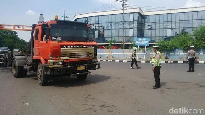 Polisi Tilang Truk yang Masih Nekat Beroperasi