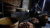 Makanan ringan tradisional ini ternyata telah lama menjadi oleh-oleh khas di Borobudur. Pabriknya terletak di Dusun Tingal Wetan RT 06 RW 02 Desa Wanurejo, Kecamatan Borobudur, Magelang.