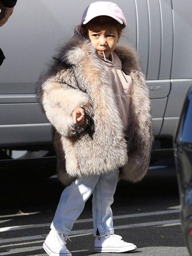 Ayu Ting Ting Dandani Anak Pakai Tas Rp 11 Jutaan, Ini Kata Psikolog