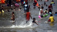 Salah satu fasilitas gratis yang bisa dinikmati warga ketika ke Ancol adalah pantainya (Foto: Rachman Haryanto)