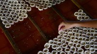 Rengginang yang sudah dicetak dan diberi perasa selanjutkan akan dijemur hingga kering. Beberapa bahan bumbu yang digunakan antara lain berupa garam, gula, dan terasi atau ebi.