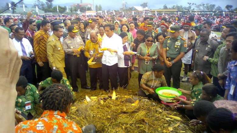 Bahagianya Warga Wamena Papua Bertemu Jokowi Bahagianya Warga Wamena Papua Bertemu Jokowi