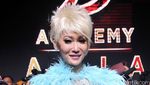 Gaya Heboh Inul Daratista dengan Dress Berbulu