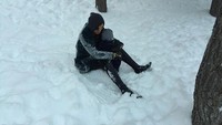 First snow for my little one ?? EL seneng banged sama salju.. Kuat banged dingin? seru banged hari ini turun hujan salju?  tulis Jessica di caption foto. (Instagram/jedarcantik)