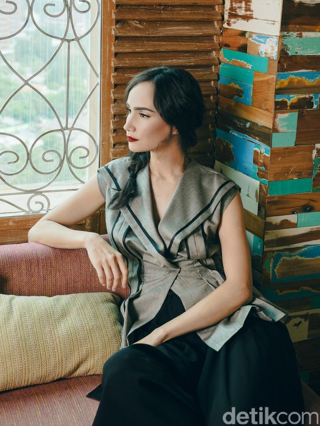 Vest & Pants: Jeffry Tan. Fotografer: Denny Tjan. Make-up & Hairdo: Febby Indah (Instagram: febbyindah). Stylist: Hestianingsih. Lokasi: Karumba! Rooftop Rum Bar, Mercure Jakarta Simatupang Jln. RA KARTINI NO. 18, Lebak Bulus, JAKARTA 12440. P. 6221 75 999 777. Model: Ilmira Usmanova.