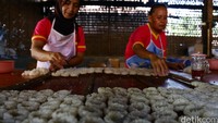 Untuk menghasilkan rengginang renyah, enak dan gurih, ada beberapa proses yang harus dilakukan, beras ketan mesti direndam di dalam air selama enam jam. Selanjutnya ketan dikukus lalu diberi bumbu dan rasa saat masih setengah matang.