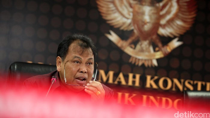 Refleksi dan Proyeksi MK --- Ketua Mahkamah Konstitusi Arief Hidayat (kedua kiri) didampingi Wakil Ketua MK Anwar Usman (kiri), Sekjen MK Guntur Hamzah (kedua kanan) dan Panitera MK Kasianur Hutauruk memaparkan kinerja MK 2015 dan proyeksi 2015 di Gedung MK, Jl Medan Merdeka Barat, Jakarta, Rabu (30/12/2015). Sejak berdiri pada 2003 hingga tahun 2015, MK telah meregistrasi 2.056 perkara. (Ari Saputra/detikcom)