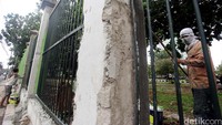 Pekerja tengah menyelesaikan pengerjaan pagar di area komplek gedung DPR.