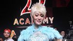 Gaya Heboh Inul Daratista dengan Dress Berbulu