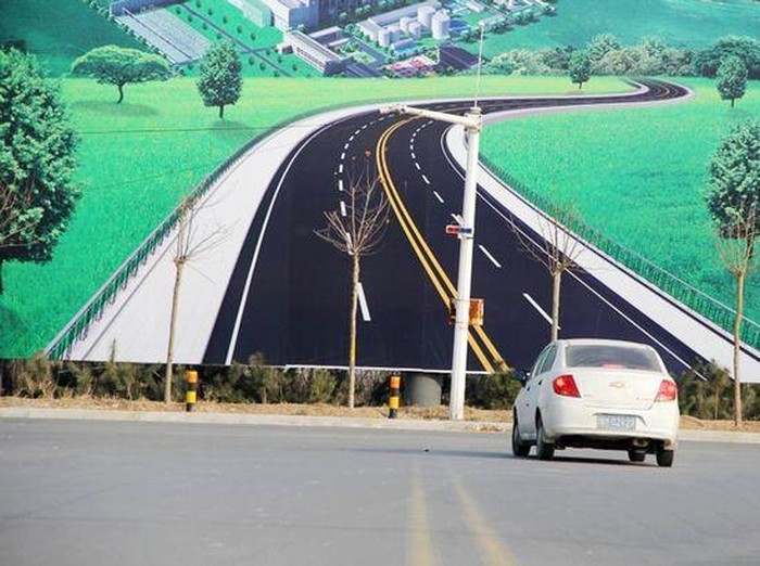 Poster Ini Kecohkan Perhatian Pengemudi