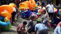 Tiap akhir pekan dan hari libur, pantai Ancol diserbu warga. Tak cuma dari Jakarta, banyak juga warga dari luar daerah (Foto: Rachman Haryanto)
