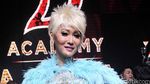 Gaya Heboh Inul Daratista dengan Dress Berbulu