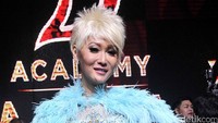 Ia juga tak lupa mengenakan hiasan cincin dan gelang hingga hiasan di kukunya. Pool/Noel/detikFoto.