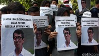 Massa yang tergabung dalam Gerakan Pemuda Mahasiswa Islam (GPMI) berunjukrasa di depan gedung Kementerian Hukum dan HAM Jalan Rasuna Said, Kuningan, Jakarta Selatan, Rabu (30/12/2015).