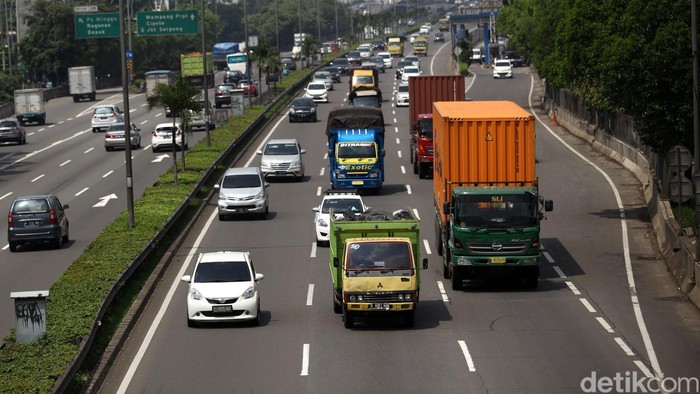 Truk melintas di Jalan Tol Lingkar Luar, Jakarta, Rabu (30/12/2015). Untuk mengantisipasi arus Angkutan Natal 2015 Dan Tahun Baru 2016, Menteri Perhubungan Ignasius Jonan mengeluarkan Surat Edaran (SE) Nomor 48 Tahun 2015 tanggal 25 Desember 2015 Tentang Pengaturan Lalu Lintas Dan Larangan Pengoperasian Kendaraan Angkutan Barang Pada Masa Angkutan Natal 2015 Dan Tahun Baru 2016. Grandyos Zafna/detikcom.