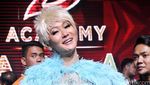Gaya Heboh Inul Daratista dengan Dress Berbulu