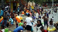 Pantai Ancol selalu ramai dan dipenuhi warga yang ingin berenang (Foto: Rachman Haryanto)