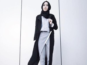 Foto: Gaya Monokrom dengan Ragam Modifikasi Celana Ala Intan Khasanah