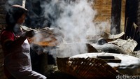 Usaha ini mempekerjakan ibu-ibu di sekitar pabrik. Pemasaran yang tadinya lokal hanya seputaran Magelang, mulai bergerak menuju luar kota bahkan hingga luar Pulau Jawa, diantaranya Jakarta, Kudus, Demak, Semarang, Yogyakarta, hingga Bali.