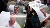 Dalam aksinya, mereka membawa poster Menkum HAM Yasonna Laoly.