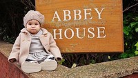 Too cute! Gempi kenakan dress abu-abu, mantel coklat dan topi kupluk coklat di Abbey House. (Instagram/gadiiing)