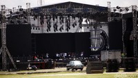 Pemprov DKI menyiapkan panggung untuk perayaan malam pergantian tahun di kawasan Pantai Festival dan Pantai Karnaval Ancol.