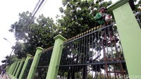 Pagar setinggi 4 meter tersebut mengelilingi kompleks gedung DPR.