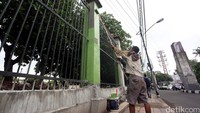 Pagar tinggi sudah berdiri kokoh dan tinggal tahap pengecetan.