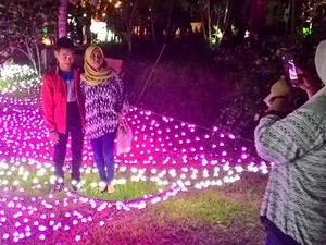 Miris! Turis Foto di Tengah Kabel Lampu di Taman lampion Kaliurang