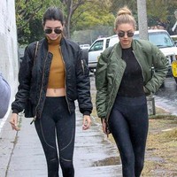 Jaket bomber juga tak akan bertahan di tahun depan. Gaya yang sporty itu akan digantikan dengan potongan busana yang lebih sleek nan maskulin, misalnya setelan jas. Foto: getty Images