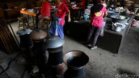 Suasana pabrik salah satu label produk yang mendapat nama tenar di daerah ini adalah Rengginang Pak Sis.