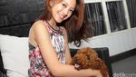 Natalie Zenn dan Anjing Pudel Kesayangannya