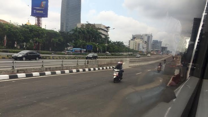 Lancarnya Laju Kendaraan yang Melintas di Flyover Kuningan Arah Semanggi
