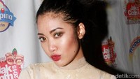Ia menyentuh penampilannya dengan lipstik merah di bibirnya. Pool/Gus Mun/detikFoto.