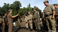 Satpol PP juga dilibatkan untuk mengamankan malam tahun baru.