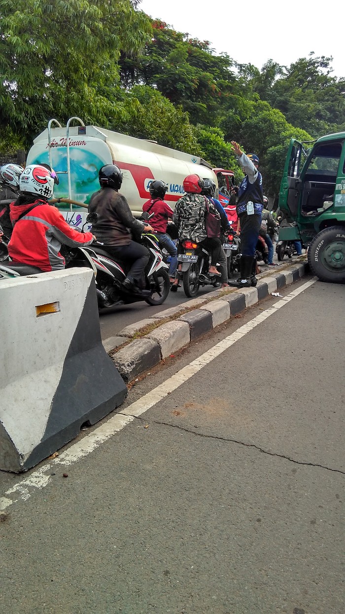 Truk Kontainer Hantam Truk Tangki di Tangerang