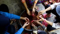 Untuk memadatkan bagian dalam souvenir disisi dengan bubuk sekam atau bubuk kayu.