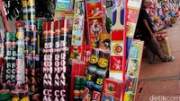 Menyambut malam tahun baru penjual kembang api menjajakan dagangan mereka di kawasan Pasar Minggu, Jakarta Selatan, mereka berharap akhir tahun ini dagangan mereka laris manis, Kamis (31/12/2015).