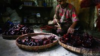 Kerajinan tangan berbahan fiber ini menjadi salah satu souvenir yang banyak kita jumpai di kawasan objek wisata candi Borobudur. Pembuatan kerajinan fiber ini salah satunya berada di dusun Barepan desa Wanurejo, Rabu (30/12/2015).
