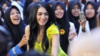 Ibu dua anak itu tampak sumringah di antara banyak penonton yang hadir. Pool/Noel/detikFoto.
