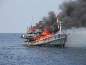 Di Hari Terakhir 2015, TNI AL Ledakkan 10 Kapal Asing Pencuri Ikan