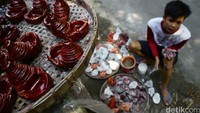 Kreasi yang tak kalah unik lainnya adalah miniatur candi Borobudur dan candi Mendut.