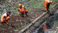 Jelang pergantian tahun baru, puluhan petugas Penanganan Prasarana Sarana Umum (PPSU) Kelurahan Ceger, membersihkan Sodetan Kali sepanjang 500 meter, di Jalan Raya Hankam, Bambu Apus, Jakarta Timur, Kamis (31/12/2015).