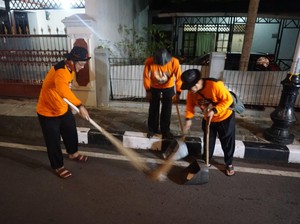 Petugas Kebersihan dan Pejabat Purwakarta Bertukar Peran Jelang Tahun Baru