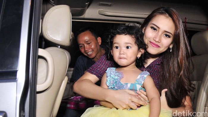 Berstatus Janda, Ayu Ting Ting Ogah Beri Kado Ultah ke Raffi