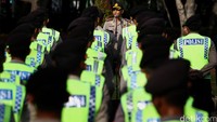 Kapolres Jakarta Pusat Kombes Pandowo memberikan pengarahan kepada anak buahnya.