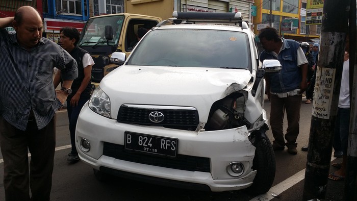 Mobil Berpelat RFS Tabrak Tiang Listrik di Bekasi